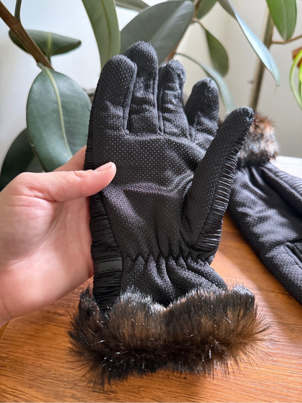 Black Faux-Fur Trim women’s Winter Gloves - Picture 4 of 8